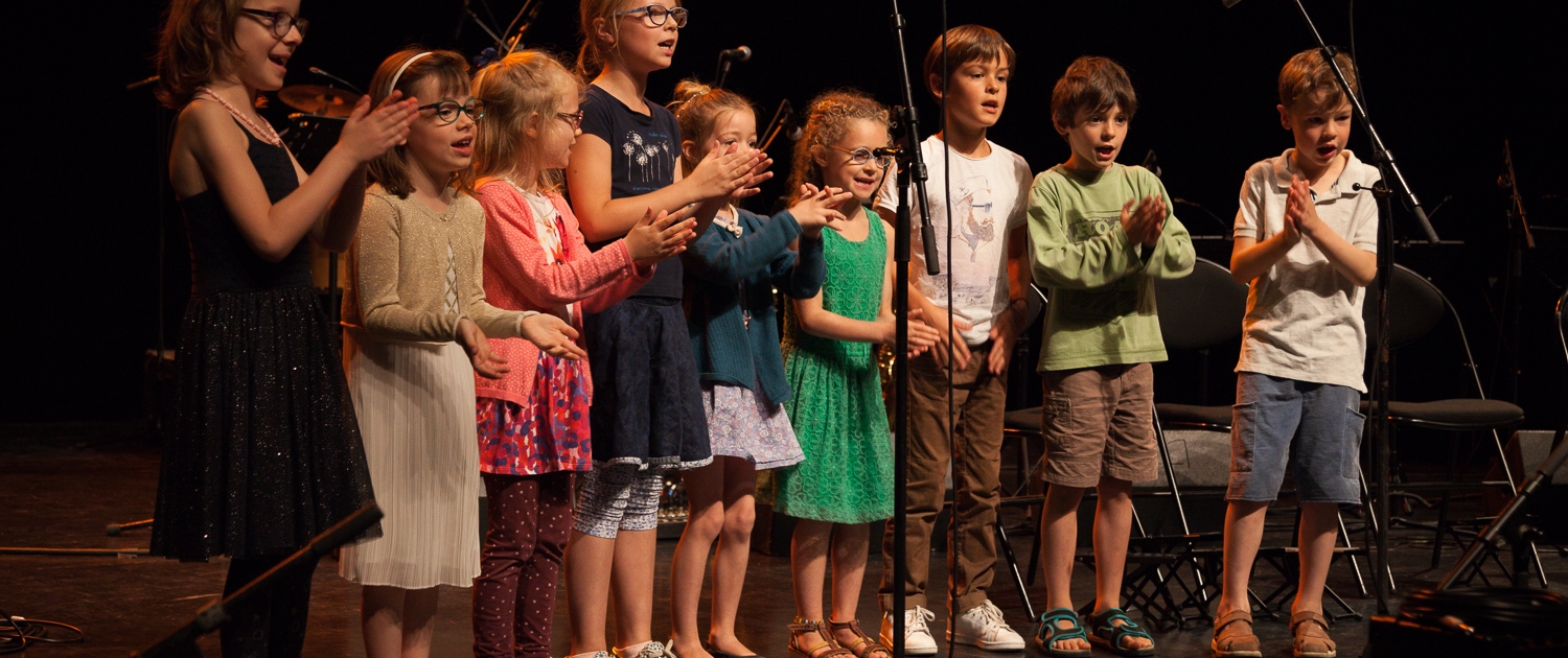 la chorale chante au concert des élèves