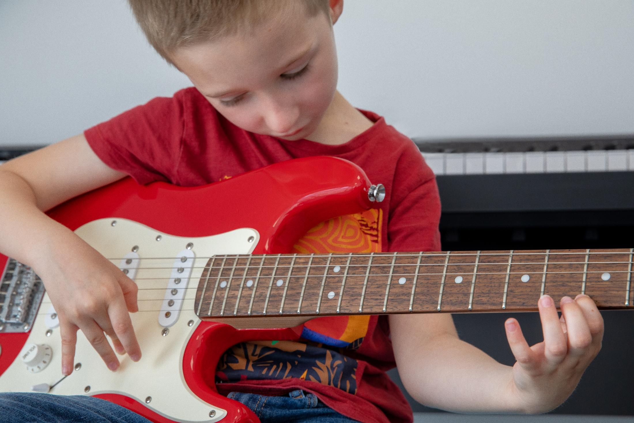 Garçon cours de guitare Enfant pendant cours de guitare école de musique Planète Jazz